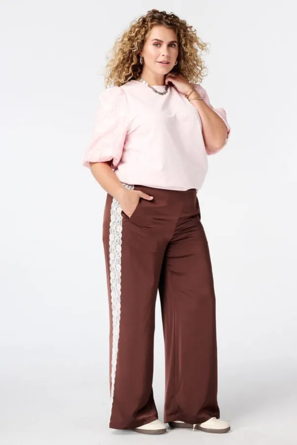 Broek met kanten zijkant