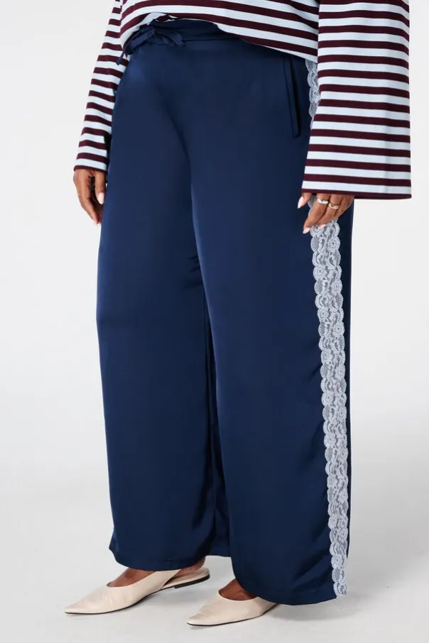 Broek met kanten zijkant