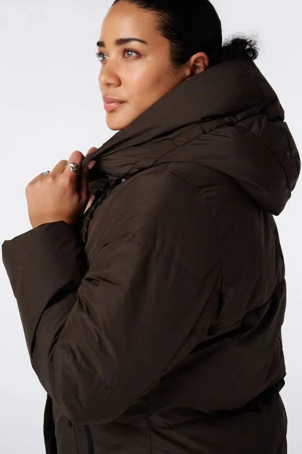 Lang gewatteerde jas met capuchon