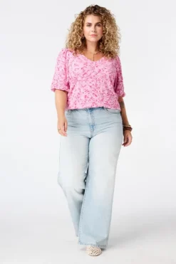 Top met kanten details