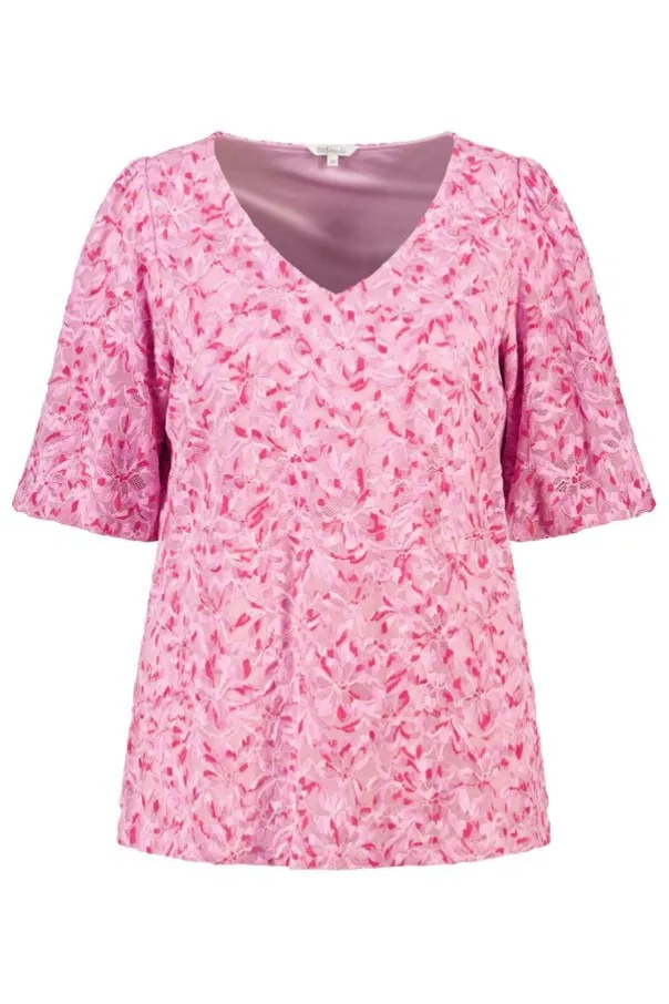 Top met kanten details